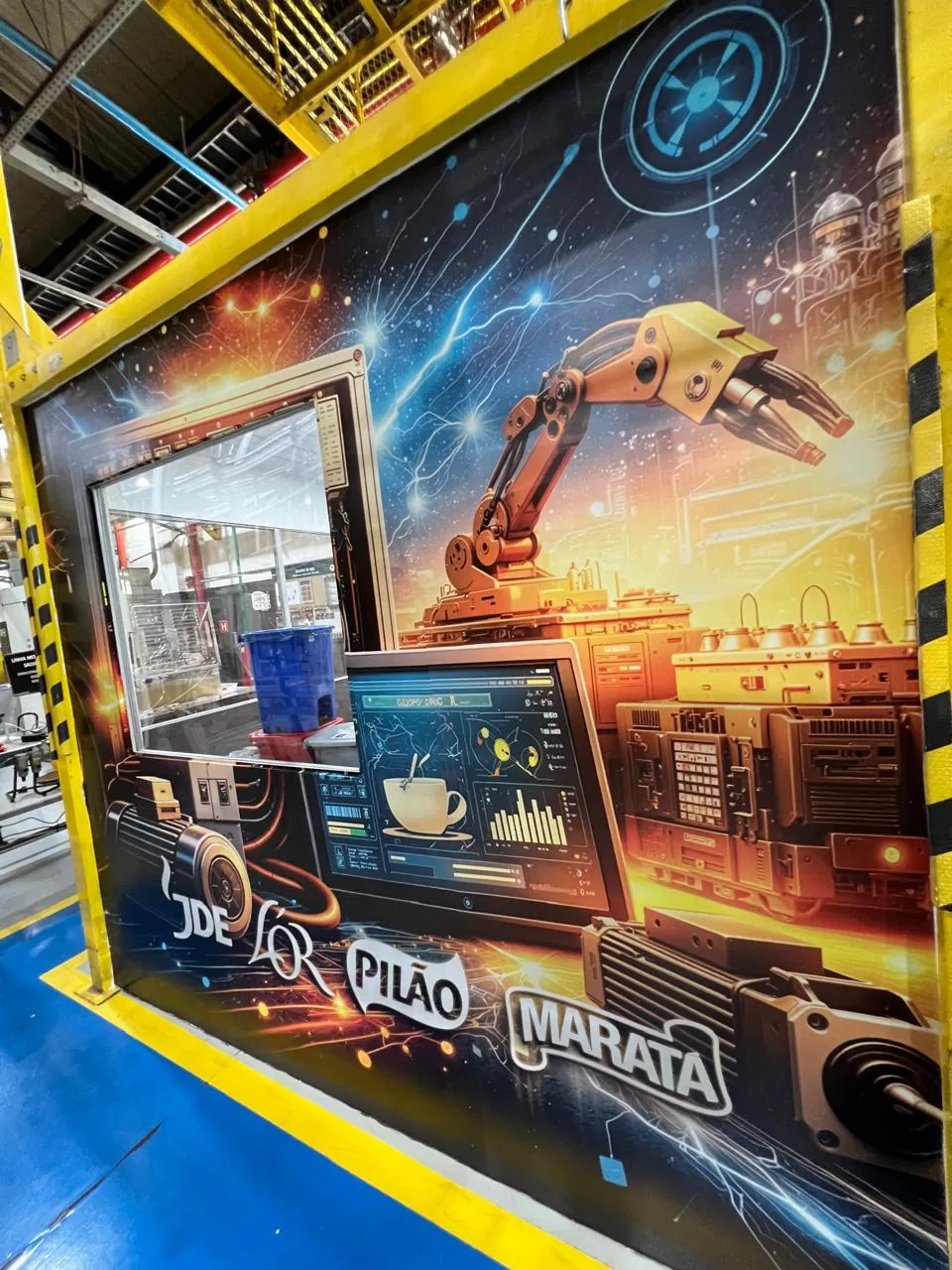 Adesivação de painéis em área industrial, com ilustrações de máquinas e automação.