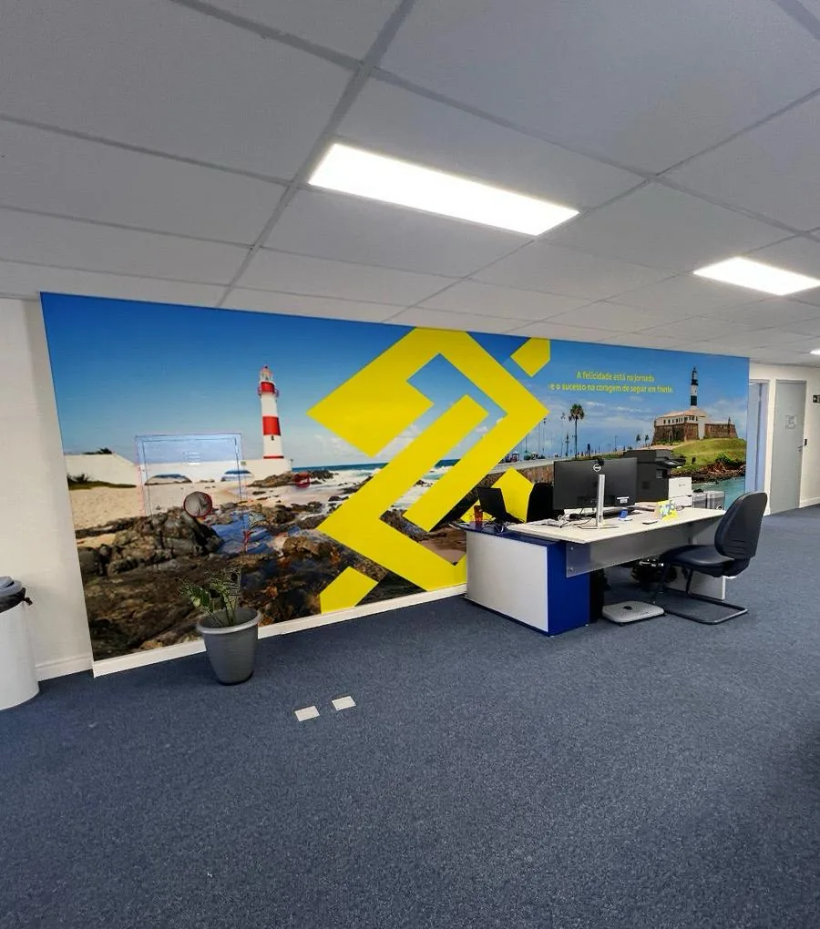 Painel azul e amarelo aplicado à parede de um escritório.