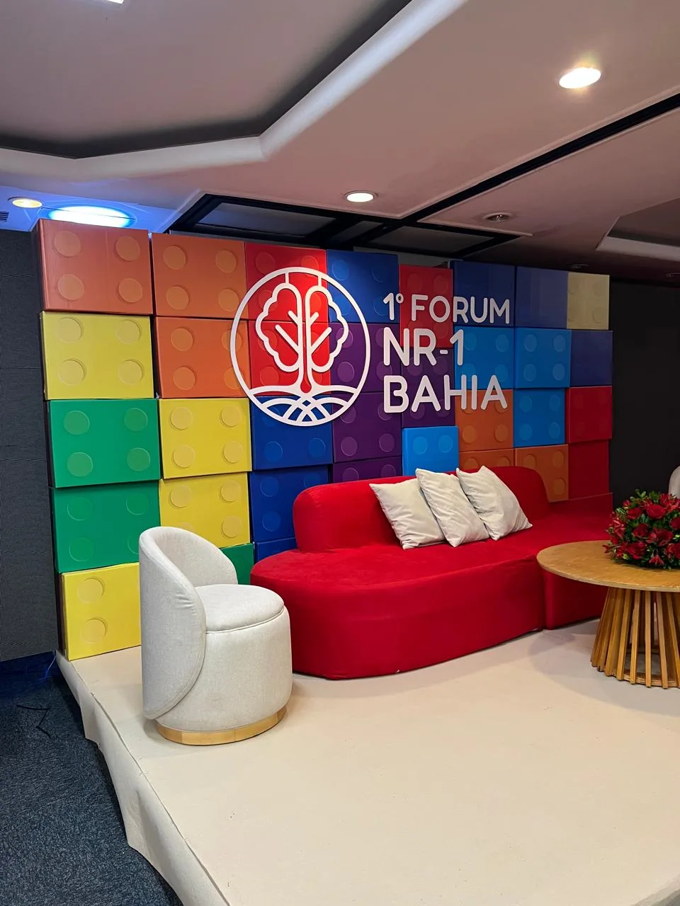 Comunicação visual do Fórum NR-1 Bahia em painéis de evento e área de convivência.