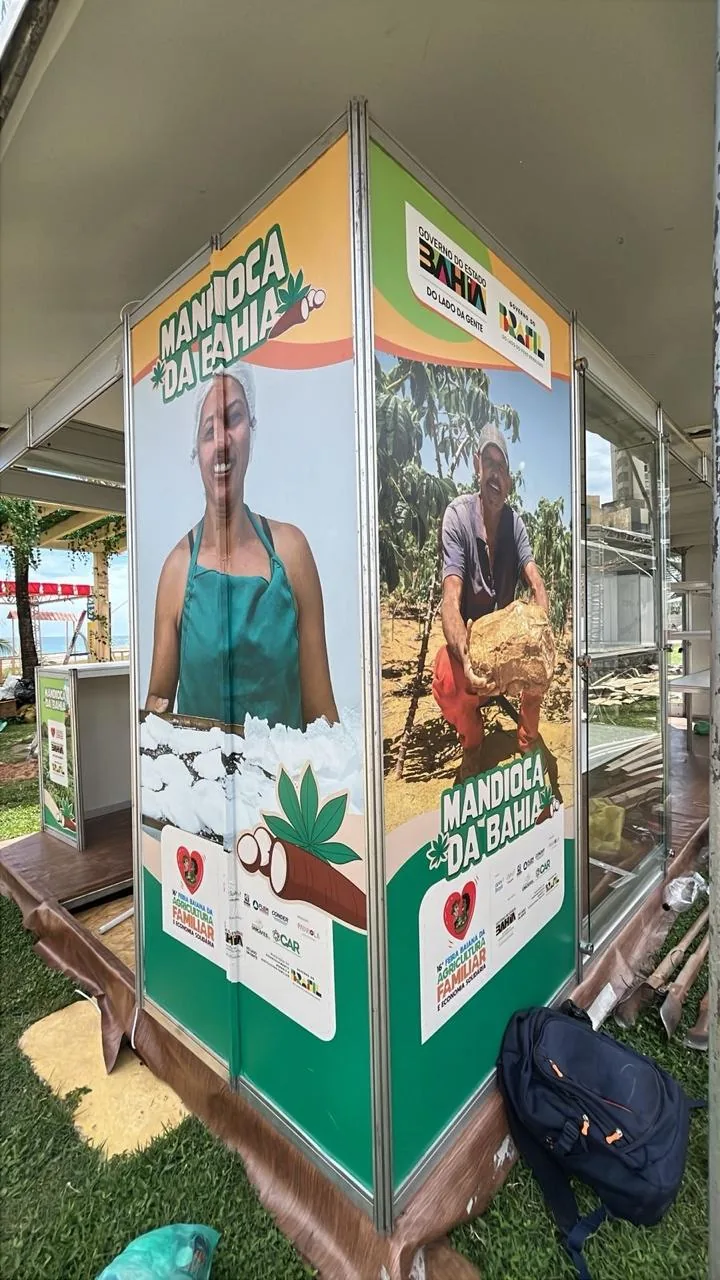 Painéis, testeiras e identificação de estandes em feira de agricultura familiar.